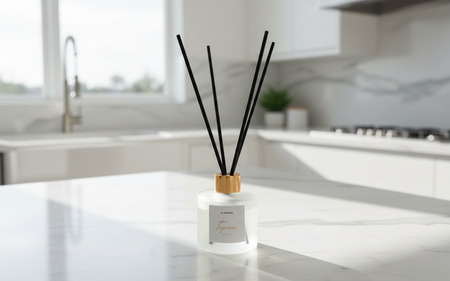 lyse og hvide duftpinde i køkken