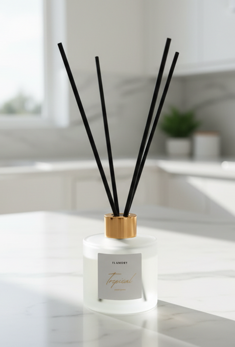 lyse og hvide duftpinde i køkken